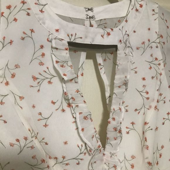 NWT $128 BCBGeneration | Flutter Sleeve | Floral Cutout Dress in Antique White - Picture 4 of 12